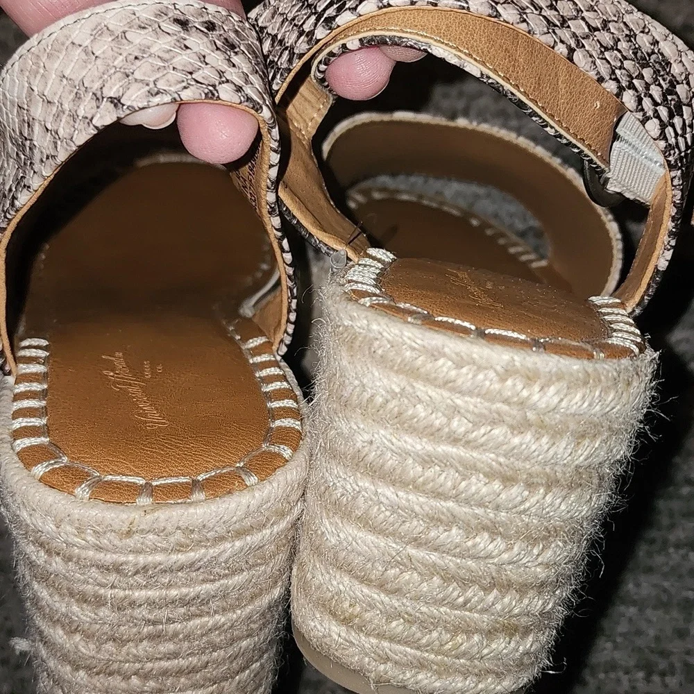Universal Threads platform wedges w/ snake skin faux size 8 1/2 W